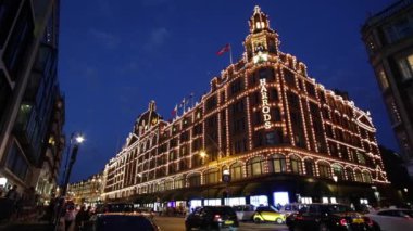 Harrods mağaza Londra'da akşam aydınlatılmış
