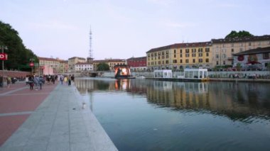 Milano yeni Darsena, öğleden sonra rıhtım alanı yeniden geliştirilmiş, insanlar Milano'da yürüyüş