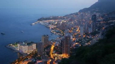 Monte Carlo, ışıklı şehir manzaralı akşam, Monako, Fransız riviera'sında