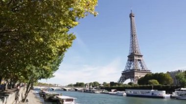Paris'te güneşli bir günde Eyfel kulesi ve Seine nehri, el düzenlenen