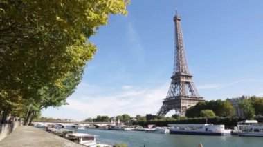 Eyfel Kulesi ve Paris, rüzgarlı güneşli bir günde Seine Nehri