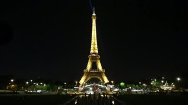 Paris'te gece altın aydınlatma ile Eyfel kulesi