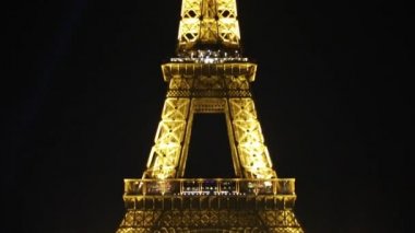 Paris'te gece altın aydınlatma ile Eyfel kulesi