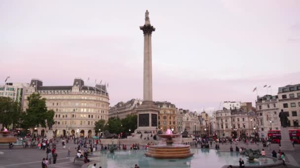 Trafalgar square met mensen en toeristen in de schemering in Londen — Stockvideo