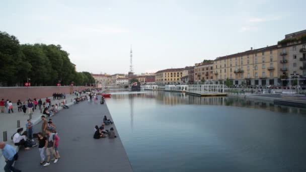 Milan New Darsena, zrerozwijany obszar doków w godzinach popołudniowych, ludzie chodzą i rozmawiając w Mediolanie — Wideo stockowe
