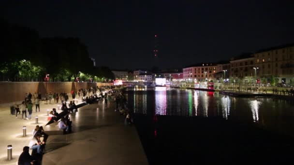 Milan New Darsena, zrerozwijany obszar doków w nocy, ludzie chodzą i rozmawiając w Mediolanie we Włoszech — Wideo stockowe