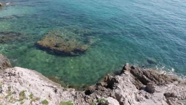 Blå havet och klipporna i den franska riviera kusten, Cap Martin — Stockvideo