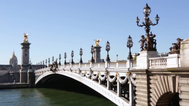 Ponte Pont Alexandre III em Paris pela manhã, França — Vídeo de Stock