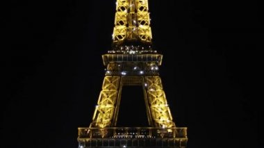 Geceleri Eyfel Kulesi, Paris 'te parlayan ışık gösterisi
