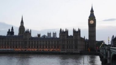 Büyük Ben ve Palace of Westminster alacakaranlıkta Londra, doğal ışık ve renkler