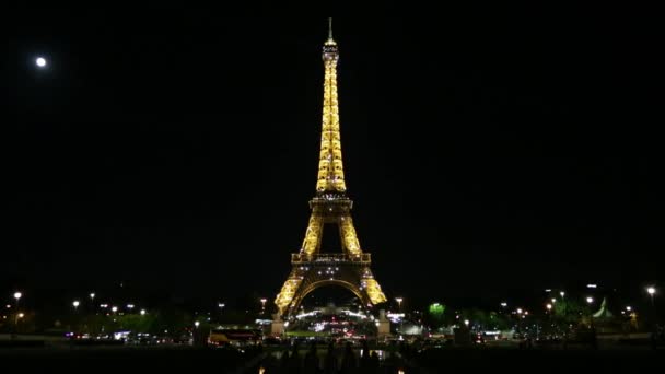 夜のエッフェル塔、パリの点滅光のパフォーマンスショー — ストック動画