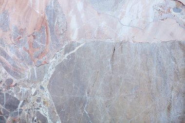 Gri, arkaplanda çatlaklar olan çeşitli taş dokusu