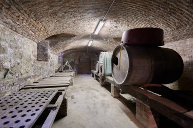 Ahşap varilleri ve tuğla tavanı olan eski mahzen.