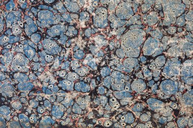 Mavi, kırmızı ve siyah soyut solmuş desen arkaplanlı eski dekore edilmiş kağıt.