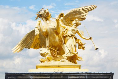 Alexandre III Köprüsü altın at heykeli de paris, Fransa