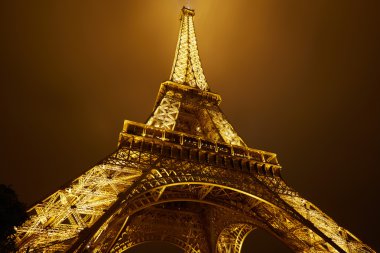 gece Paris'te Eyfel Kulesi