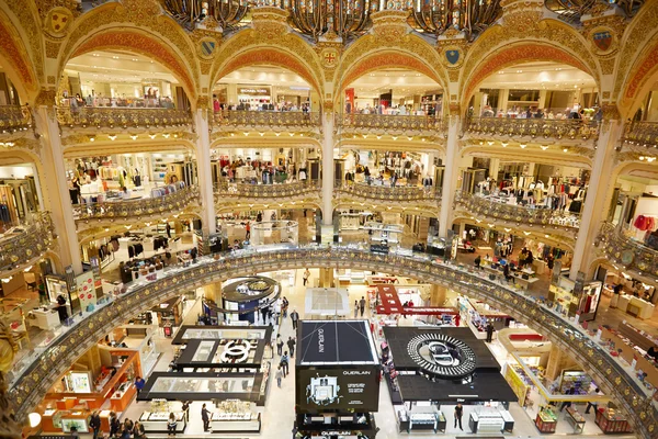 Galerías Lafayette interior centro comercial de lujo en París — Foto de Stock