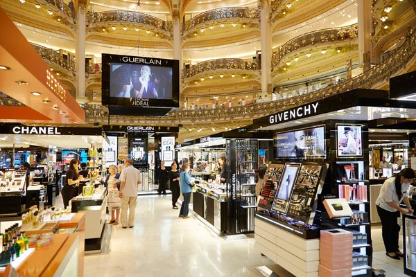 Galeries Lafayette interior with people in Paris — Stock Photo, Image