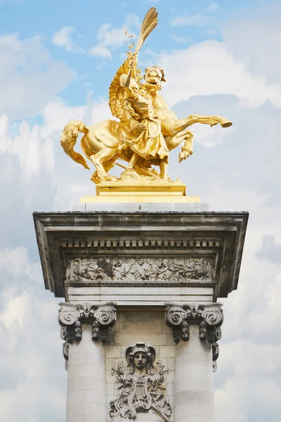 Alexandre III bridge golden statue in Paris, France — Stock Photo, Image