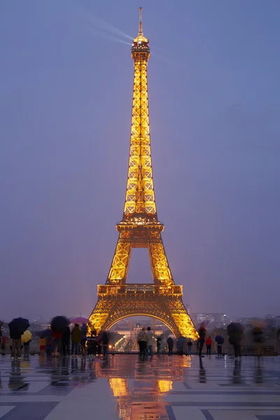 Eiffelturm in Paris mit Touristen in der Abenddämmerung — Stockfoto