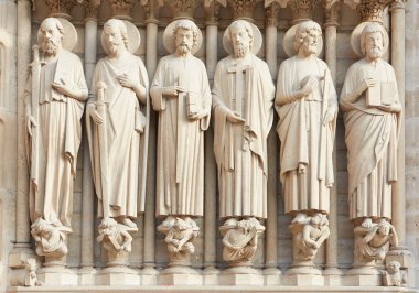 Notre dame de paris azizlerin heykelleri