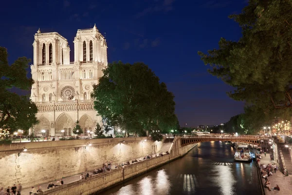 Notre Dame cathedral at night with people — Stock Photo, Image