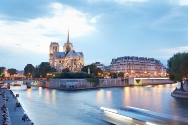 Notre dame de paris akşam