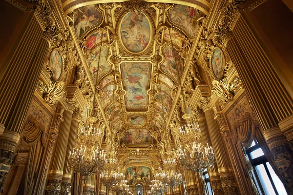 Opera garnier barokke interieur in Parijs — Stockfoto