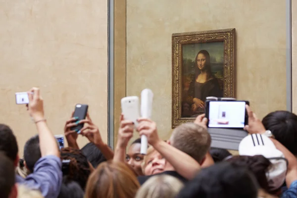 Turistas tirar fotos de "Mona Lisa" no Museu do Louvre, em Paris — Fotografia de Stock