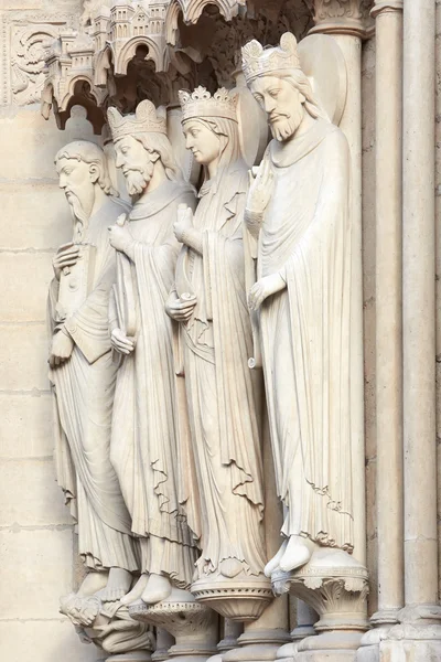 Νοτρ Νταμ de Παρίσι αγάλματα των Αγίων — Φωτογραφία Αρχείου