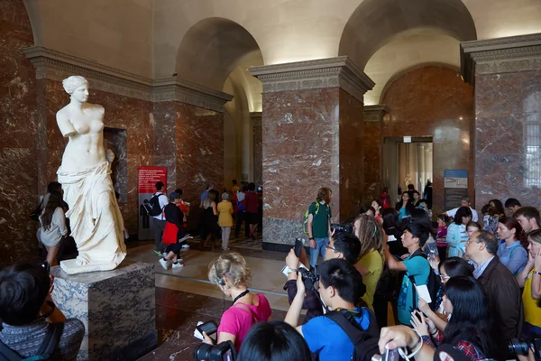Estátua de Vênus de Milo com turistas no Museu do Louvre, Paris — Fotografia de Stock