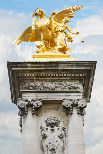 Alexandre iii bridge goldene Statue in Paris, Frankreich — Stockfoto