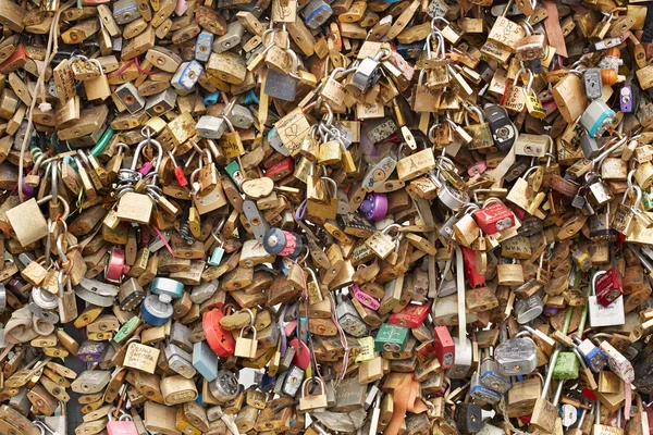 Candados de amor en Pont des Arts en París fondo —  Fotos de Stock