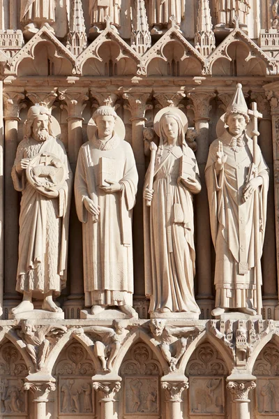 Notre Dame de Paris, gotické sochy svatých — Stock fotografie