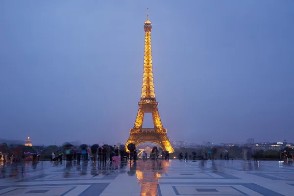 Eiffelturm in Paris mit Touristen in der Abenddämmerung — Stockfoto