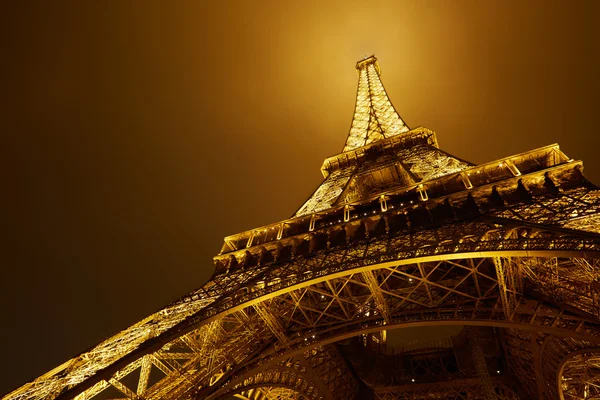 Эйфелева башня в Париже ночью — стоковое фото