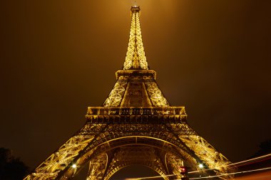 gece Paris'te Eyfel Kulesi