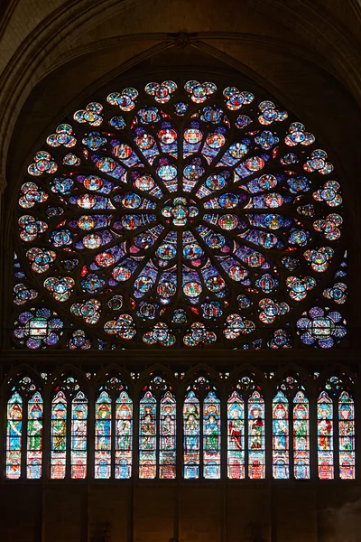 Ros fönster i katedralen Notre Dame i Paris — Stockfoto