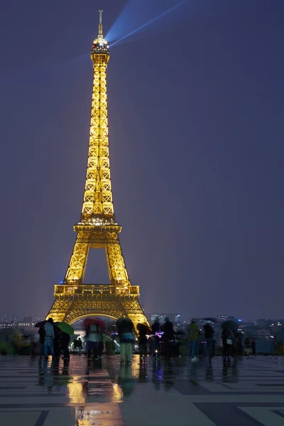 Eiffelova věž v Paříži s turisty za soumraku — Stock fotografie