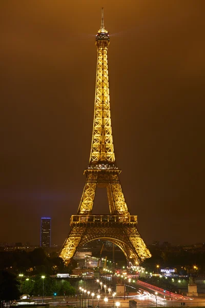 Eiffelova věž v Paříži v noci — Stock fotografie