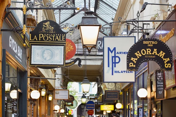Париж, проходження des панорами, магазин знаки — стокове фото