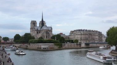 Paris'teki Notre Dame Katedrali akşamları Seine nehir manzaralı