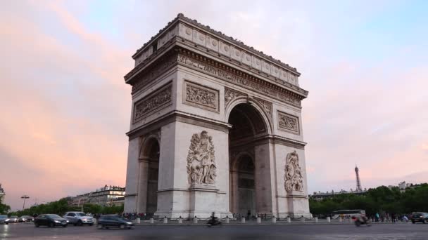 Arc de Triomphe i Paris i skymningen, bilar passerar, Frankrike — Stockvideo