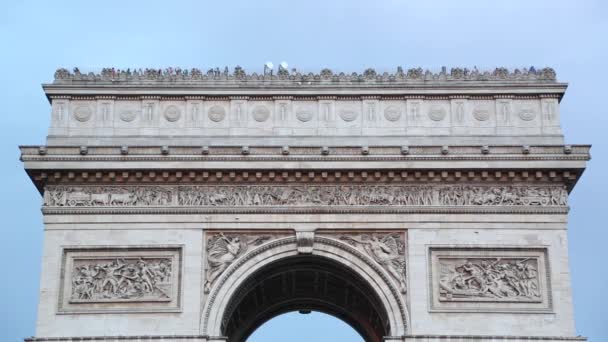 Triumfbågen i Paris tak topp med turister, Frankrike — Stockvideo