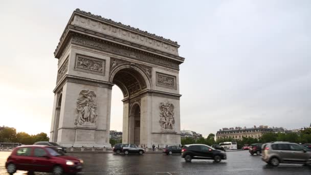 Arc de Triomphe in Parijs in de avond, verkeer — Stockvideo