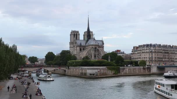 Paris'teki Notre Dame Katedrali Seine nehir manzaralı — Stok video