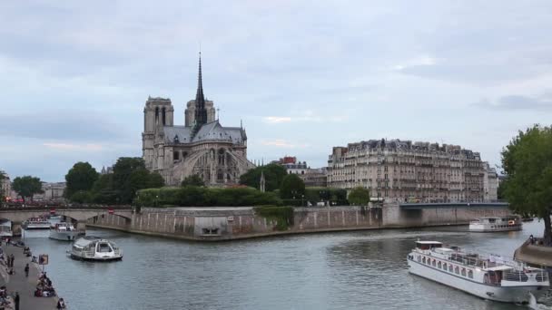 Paris'teki Notre Dame Katedrali akşamları Seine nehir manzaralı — Stok video