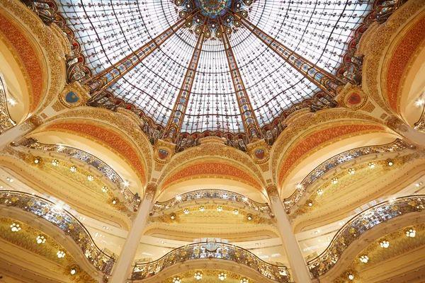 Galerías Lafayette domo, centro comercial de lujo interior en París — Foto de Stock
