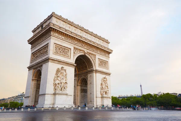 Arco del Triunfo en París, mañana en Francia — Foto de Stock