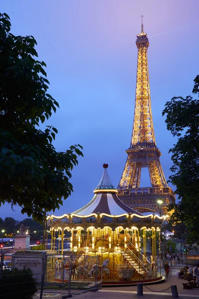 파리와 회전 목마 저녁에 에펠 탑 — 스톡 사진